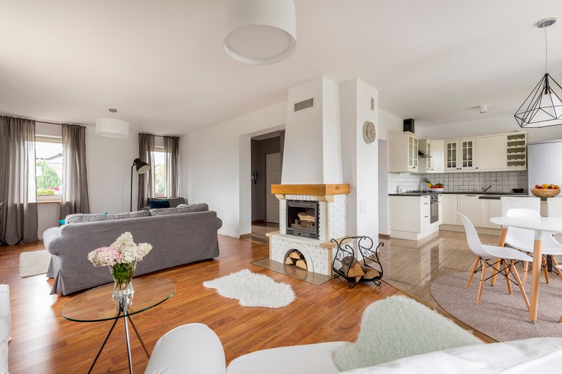 sala y chimenea en casa modular